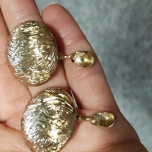 MONET VINTAGE LARGE TEXTURED GOLD-TONE DOME-SHAPED 1.3" CLIP-ON EARRINGS - Picture 4 of 9